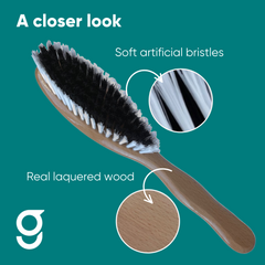 Brosse à vêtements et vêtements