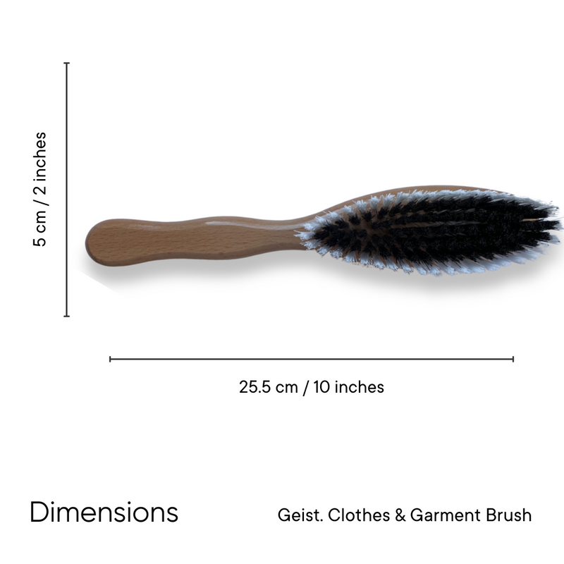 Brosse à vêtements et vêtements