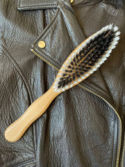 Brosse à vêtements et vêtements